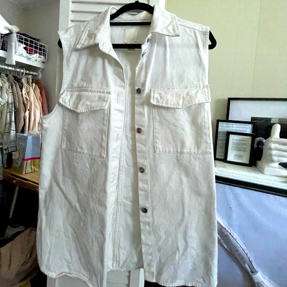 Sleeveless Mid thigh length ivory cargo jacket